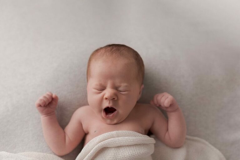 Neugeborenenfotoshooting Baby gähnt