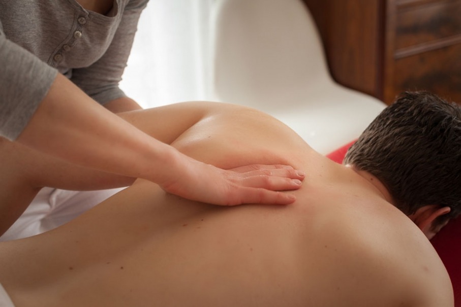 Schultermassage bei Hausbesuch &ndash; Fotografin f&uuml;r Therapeutinnen Ludwigsburg Stefanie Korell