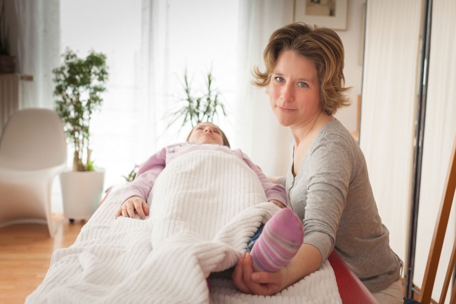 Massagebehandlung zu Hause &ndash; Fotografin f&uuml;r Therapeutinnen Ludwigsburg Stefanie Korell