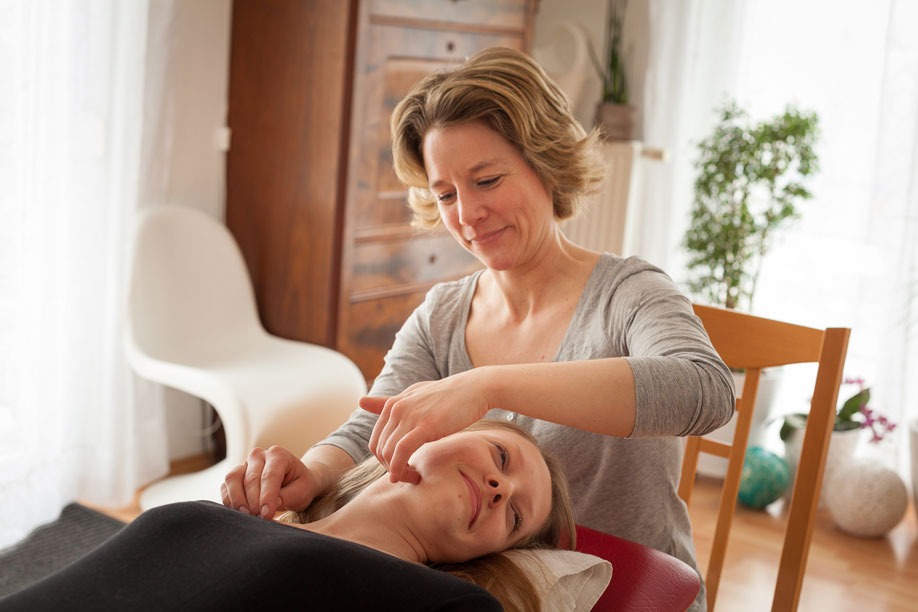 Kiefermassage entspannte Kundin &ndash; Fotografin f&uuml;r Therapeutinnen Ludwigsburg Stefanie Korell