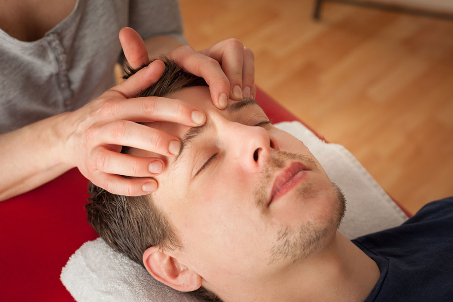 Entspannende Gesichtsmassage &ndash; Fotografin f&uuml;r Therapeutinnen Ludwigsburg Stefanie Korell