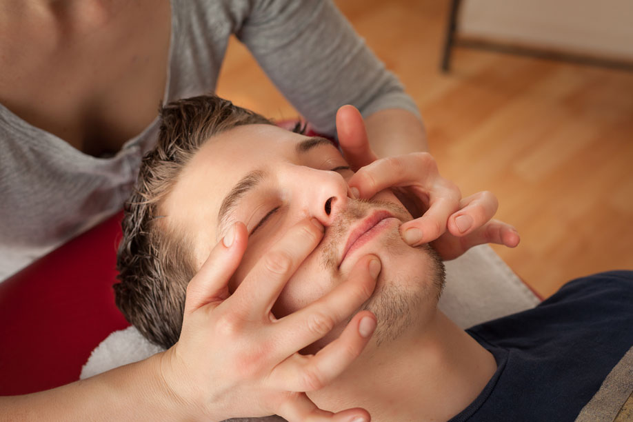 Gesichtsmassage entspannter Kunde &ndash; Fotografin f&uuml;r Therapeutinnen Ludwigsburg Stefanie Korell