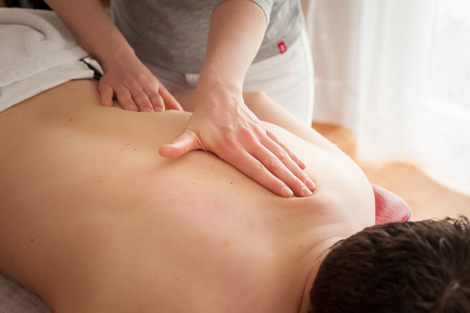 R&uuml;ckenmassage Behandlung zu Hause &ndash; Fotografin f&uuml;r Therapeutinnen Ludwigsburg Stefanie Korell