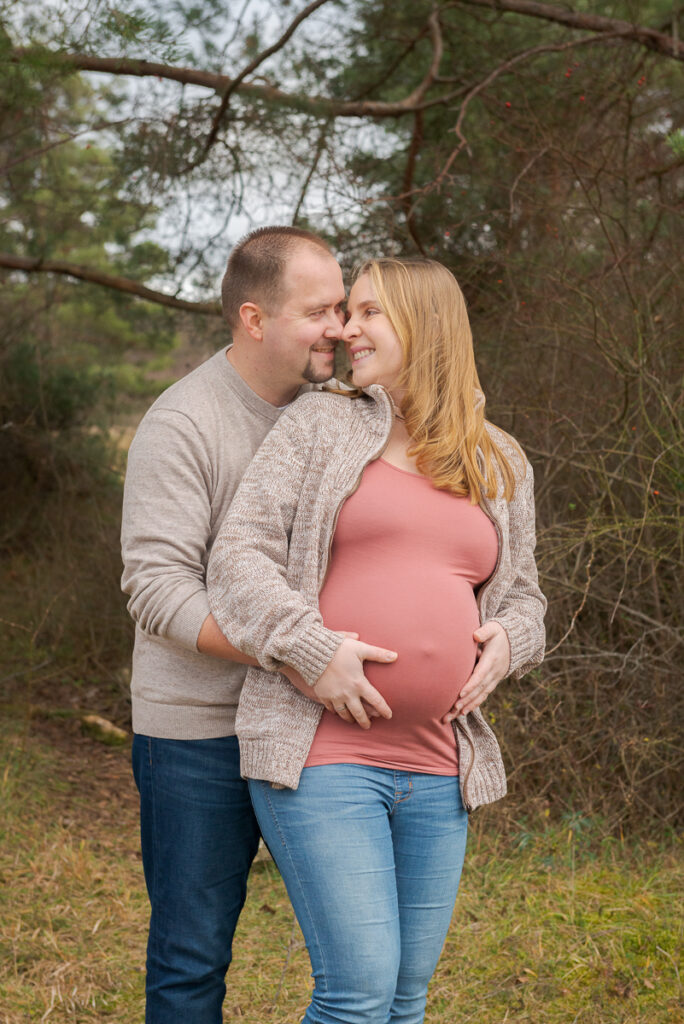 Glückliches Paar bei seinem Schwangerschaftsfotoshooting