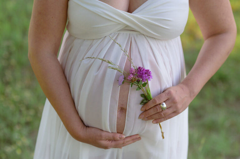 Bauch einer Schwangeren mit Blumen