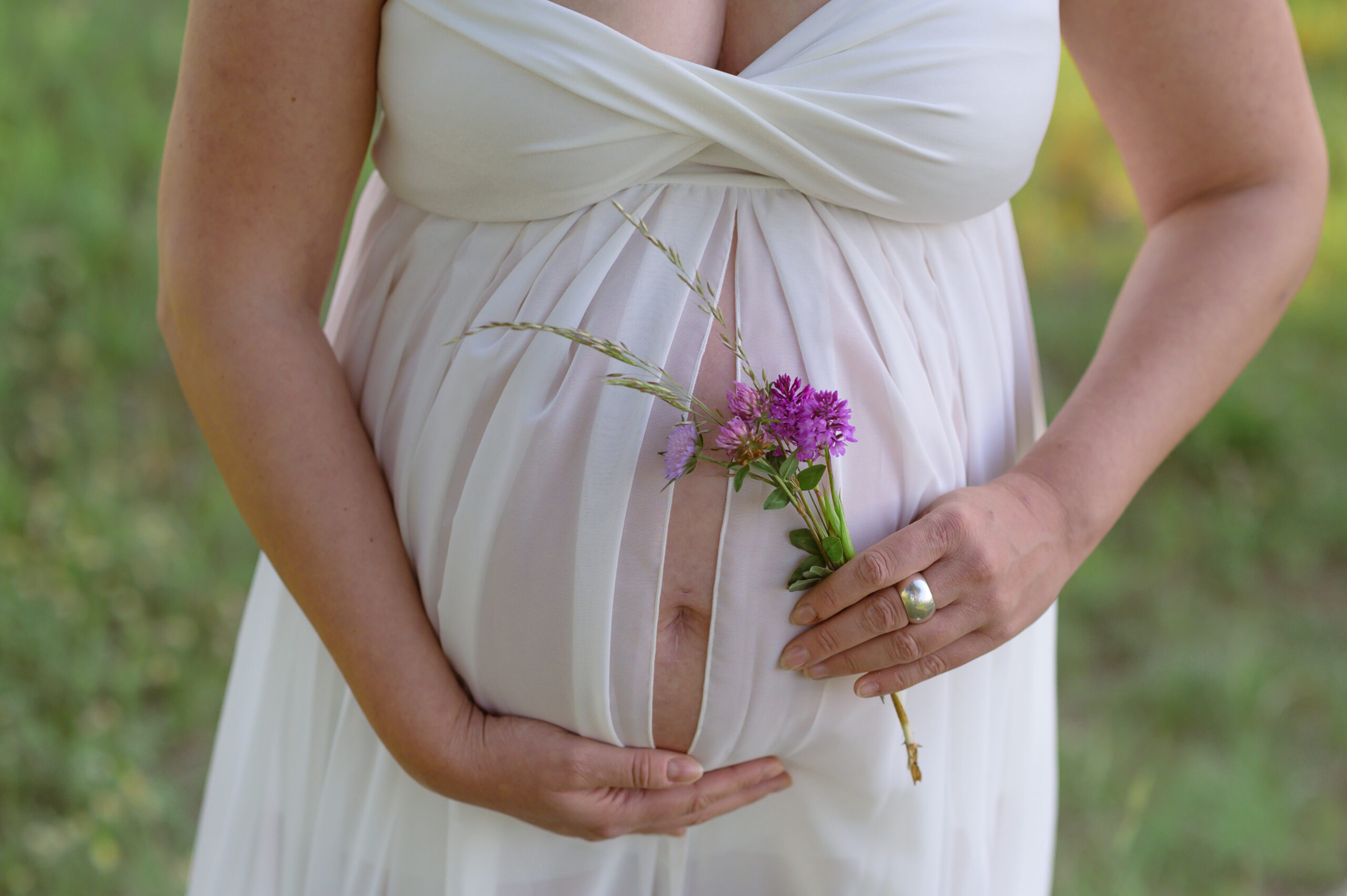 Bauch einer Schwangeren mit Blumen