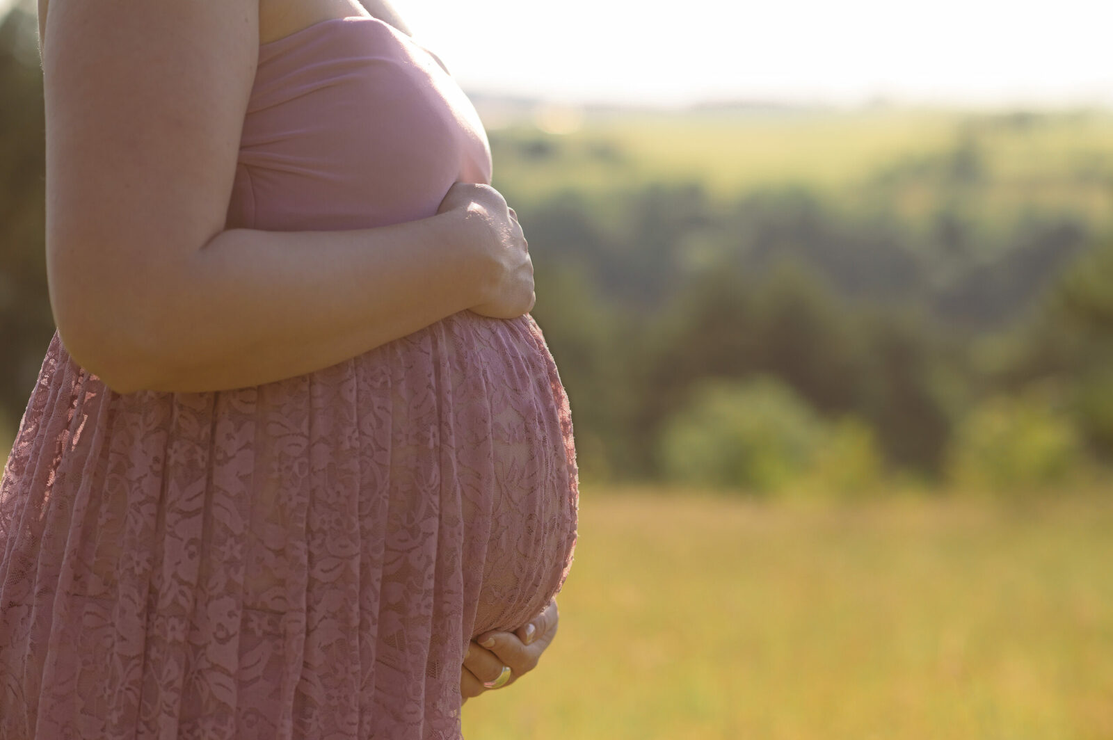 Babybauch seitlich im Gegenlicht Fotos