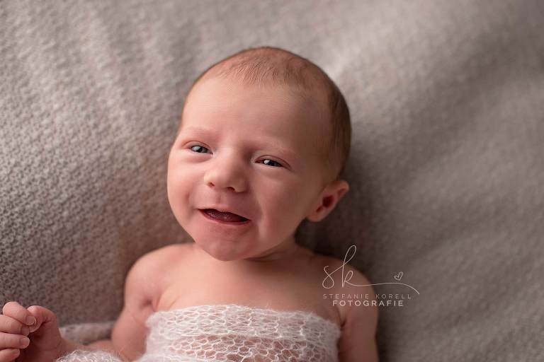 Das Lächeln eines Babys Neugeborenenfotografin Stefanie Korell 