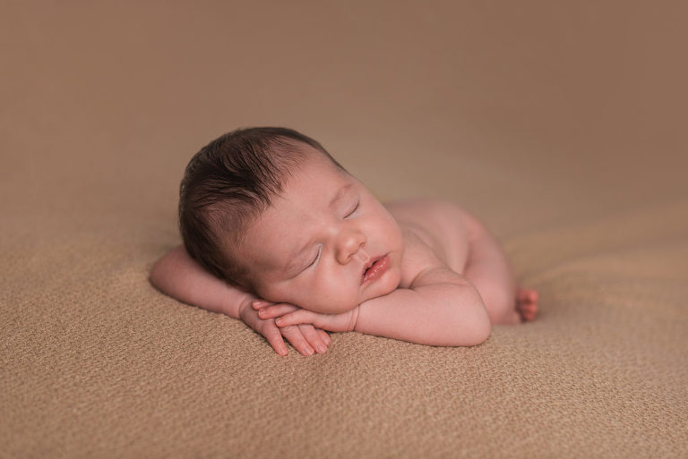Neugeborenenfotografie Ludwigsburg Baby in Pose im Studio 