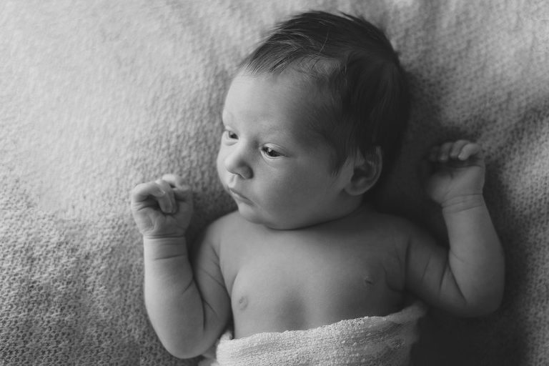 Waches Baby beim Neugeborenenfotografie im Studio