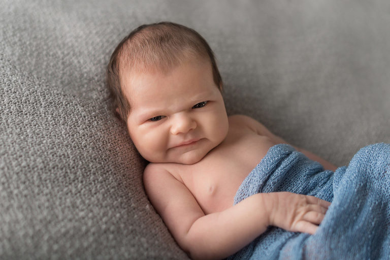 Wache Babys bei der Neugeborenfotosession Stefanie Korell Fotografie Eberdingen Pforzheim