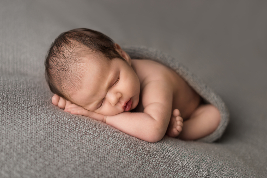 Neugeborenenfoto Baby Posing schlafend Stefanie Korell Fotografie