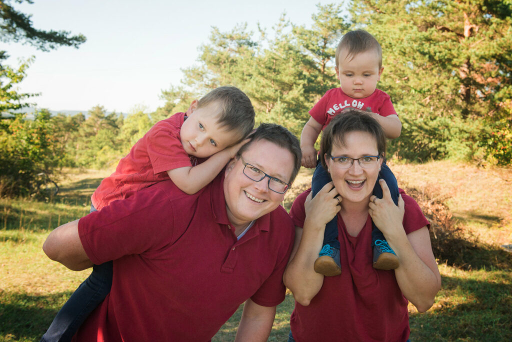 Familie Eltern mit Kindern in der Natur