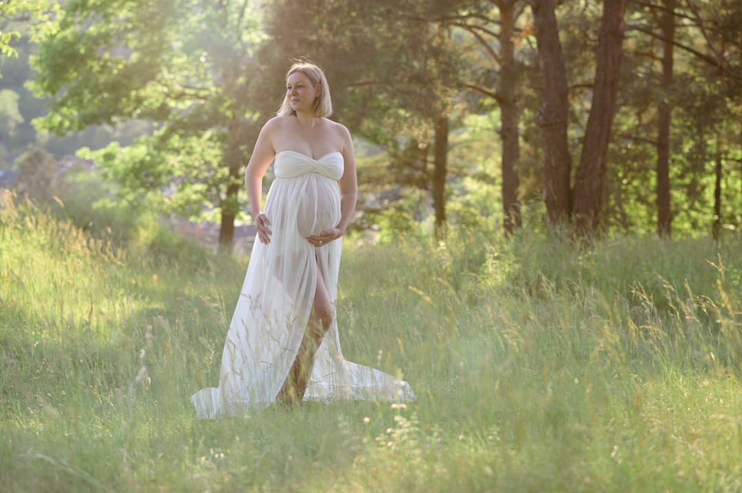 Werdende Mutter im Sonnenlicht