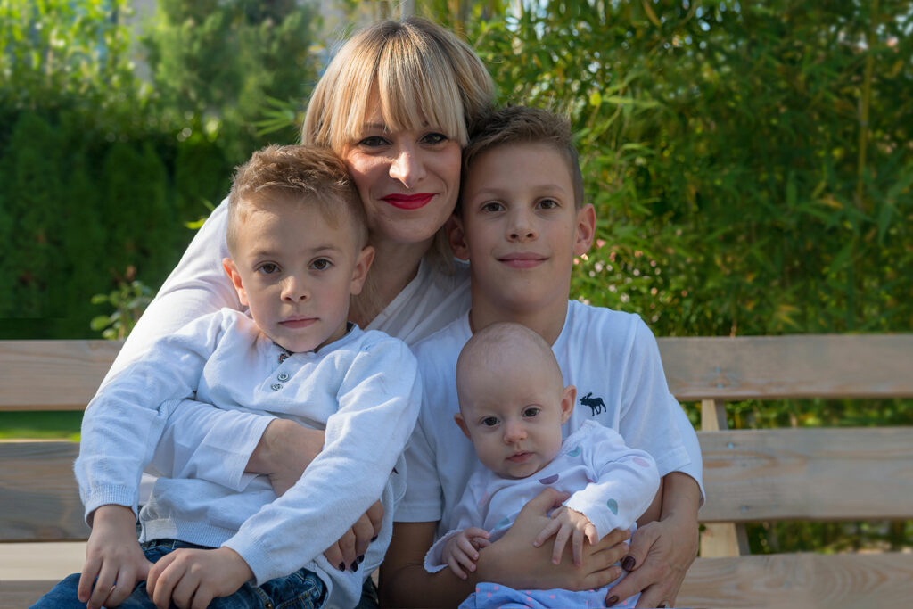 Mutter h&auml;lt ihre Kindern im Arm l&auml;chelt in die Kamera Outdoor Familienfoto Bietigheim-Bissingen