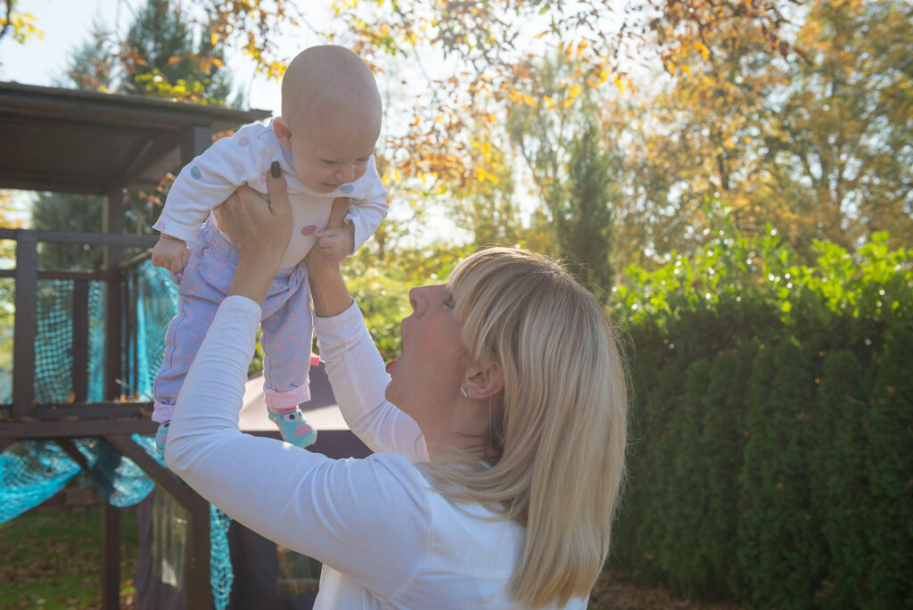 Mutter l&auml;sst Tochter in die Luft fliegen, fr&ouml;hlicher Moment, Outdoor Familienfotografie Gegenlicht Bietigheim