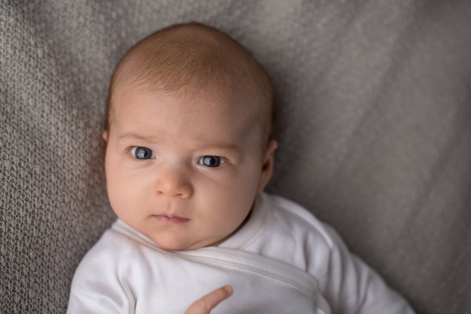 Baby schaut kritisch in die Kamera