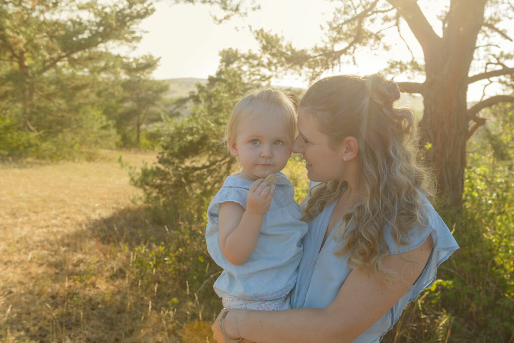 Mutter blickt ihr Kind an, Gegenlichtaufnahme