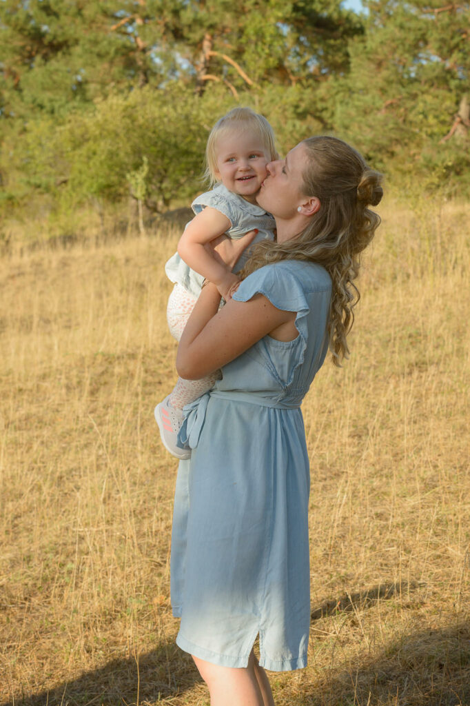 Inniger Mutter und Tochter Moment auf einer Wiese im Sonnenschein