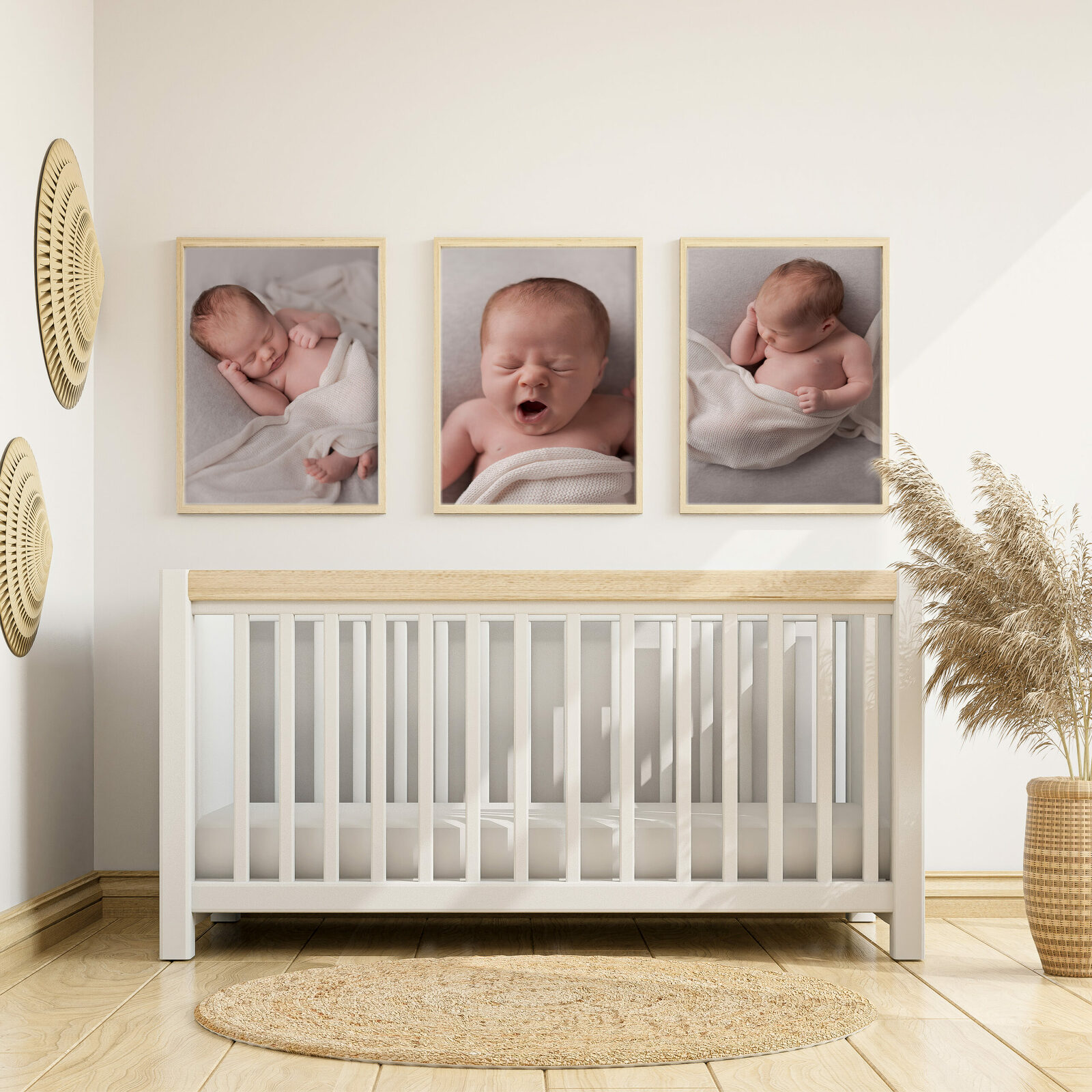 drei Babybilder über dem Bett