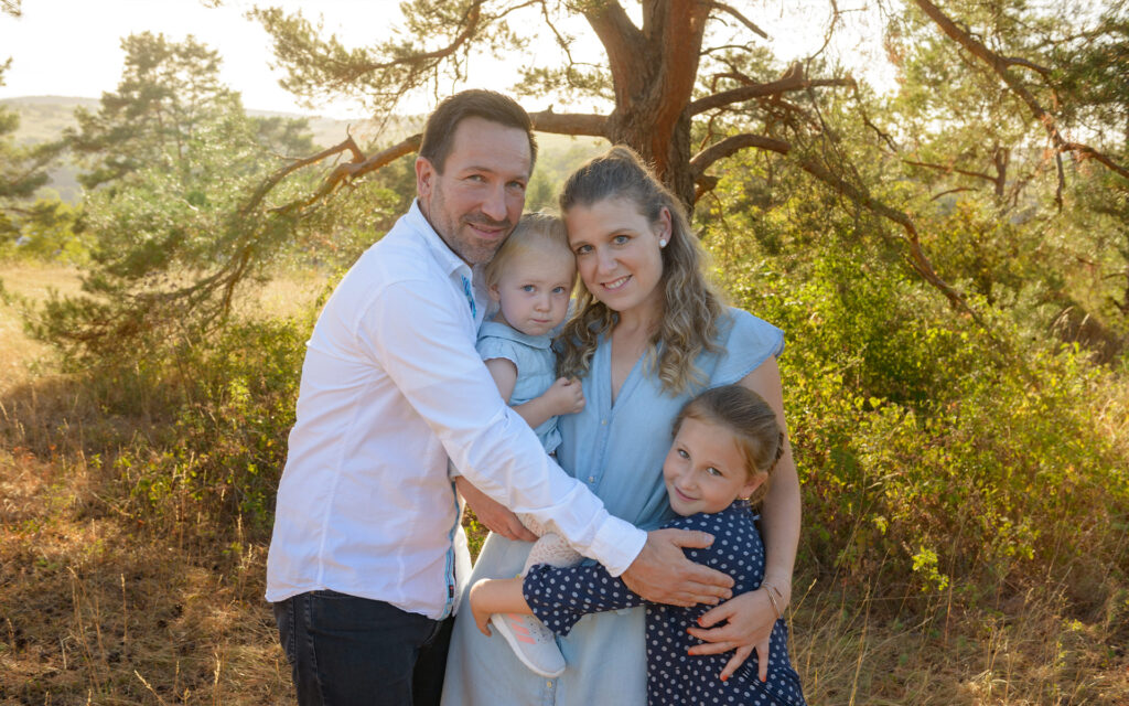 Familie umarmt sich beim familienfotoshooting Ludwigsburg