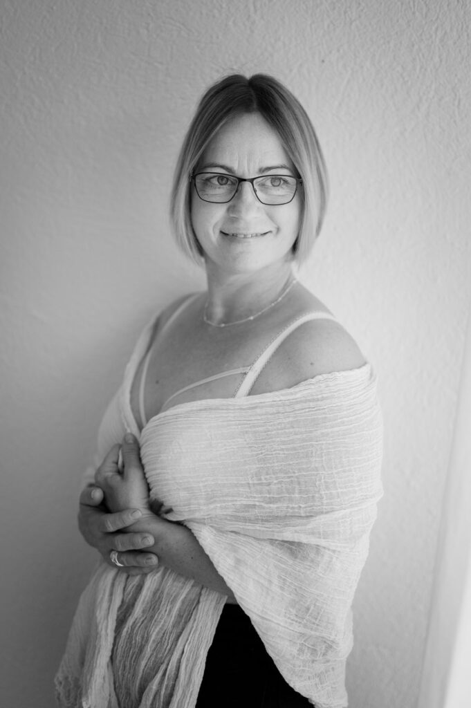 Boudoir-inspiriertes Frauenportr&auml;t im Studio &ndash; ruhig, &auml;sthetisch und nat&uuml;rlich - Stefanie Korell Fotografie