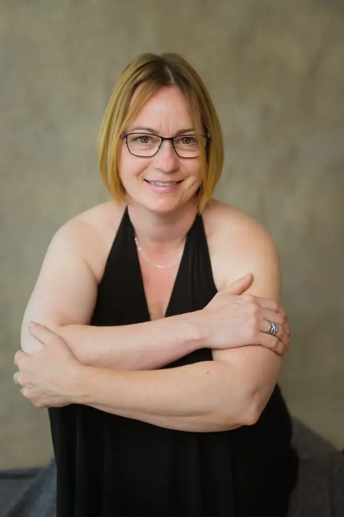 Zeitloses Portrait einer Frau im schwarzen Kleid, natürliche Ausstrahlung