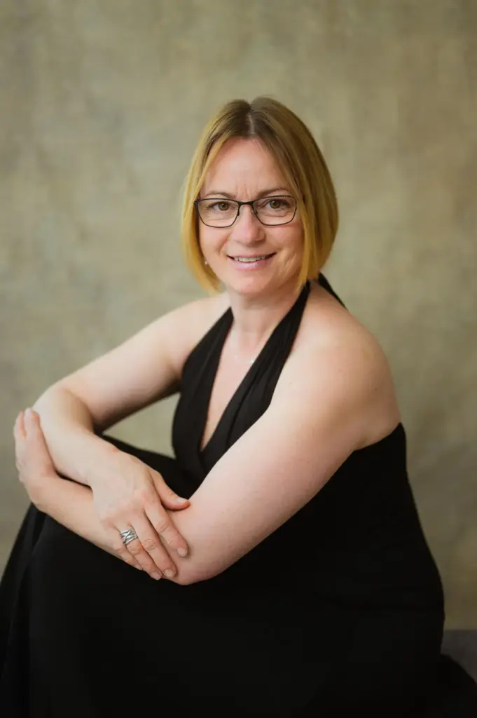 Frauenporträt im Studio – schulterfreies schwarzes Kleid, ruhige Bildsprache