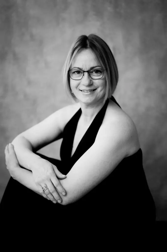 Frauenporträt im Studio – schulterfreies schwarzes Kleid, ruhige Bildsprache