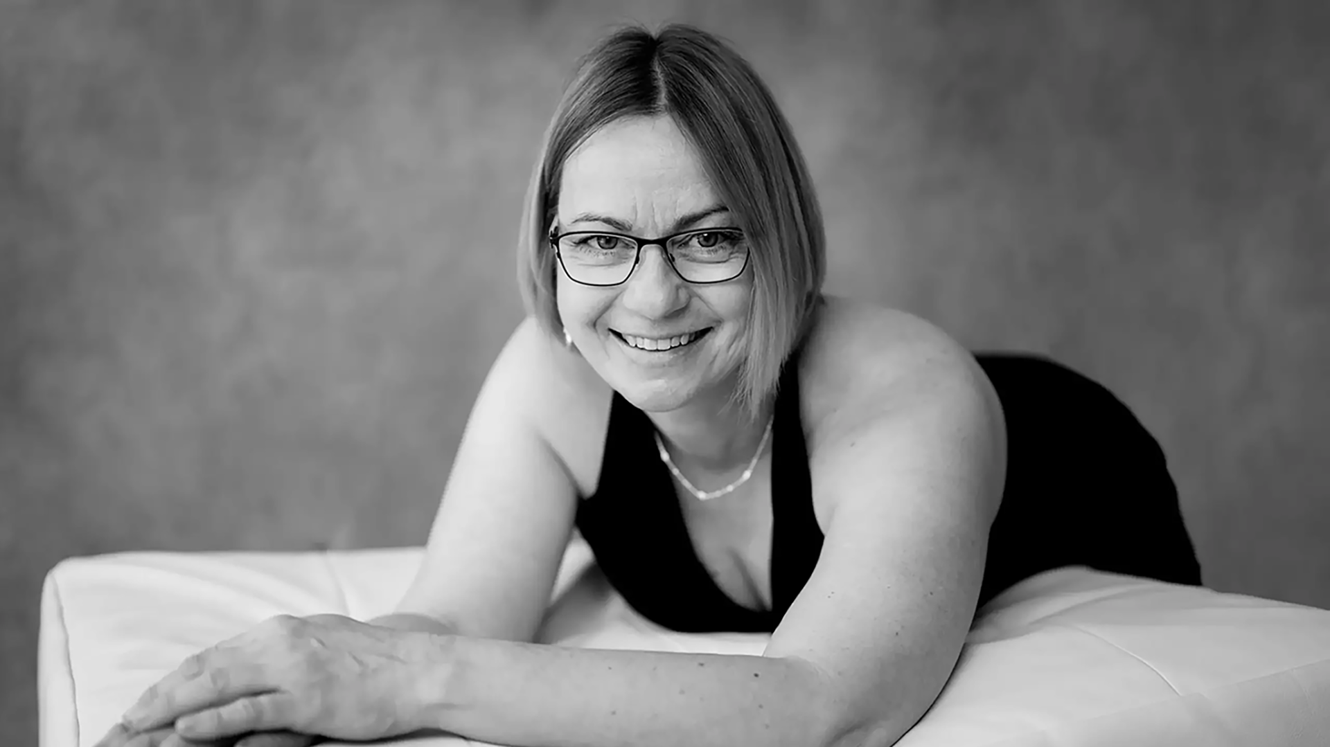 Frauenportrait Fotostudio Ludwigsburg &ndash; liegende Frau auf Sessel, Stefanie Korell Fotografie