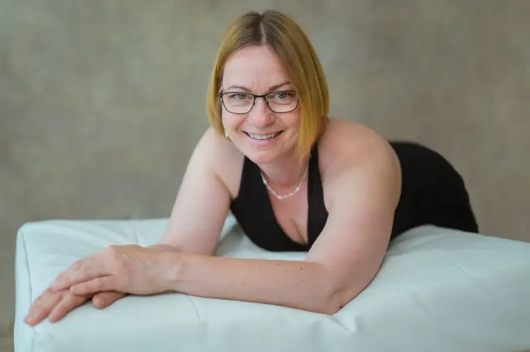 K&uuml;nstlerisches Frauenportr&auml;t im Studio &ndash; liegende Pose auf einem Sessel Portr&auml;tfotografie Ludwigsburg