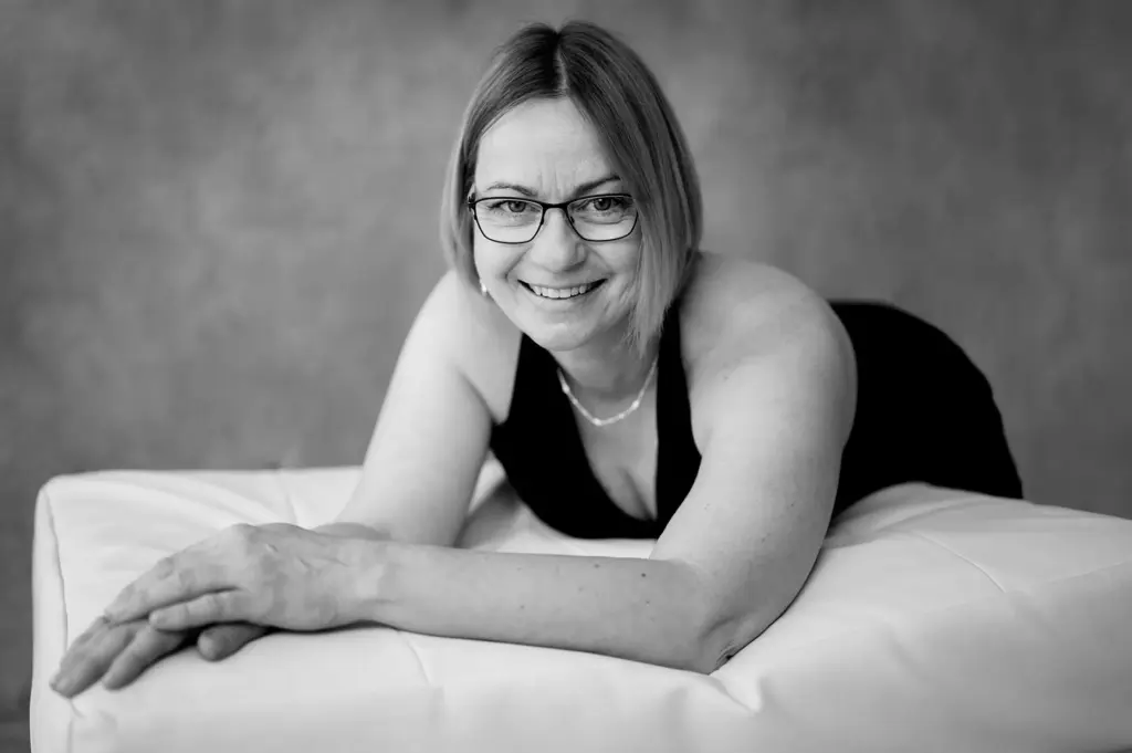 K&uuml;nstlerisches Frauenportr&auml;t im Studio &ndash; liegende Pose auf einem Sessel