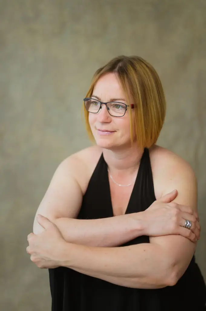 Studio Portrait einer Frau im schwarzen Kleid, Fokus auf Ausdruck und Haltung