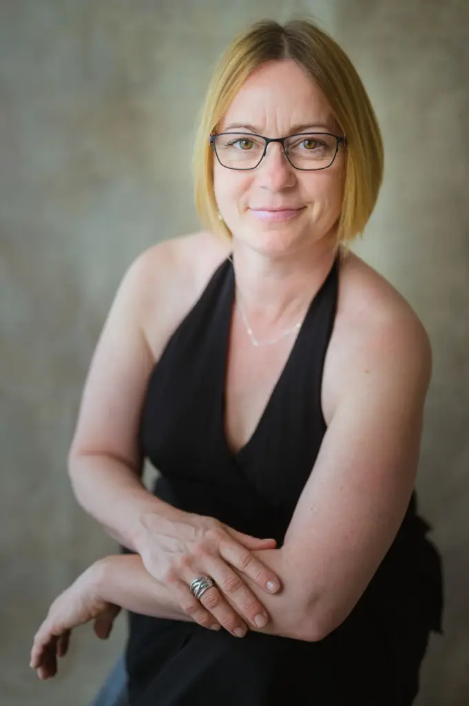 Frauenfotografie im Studio – sitzendes Portrait im schwarzen Kleid