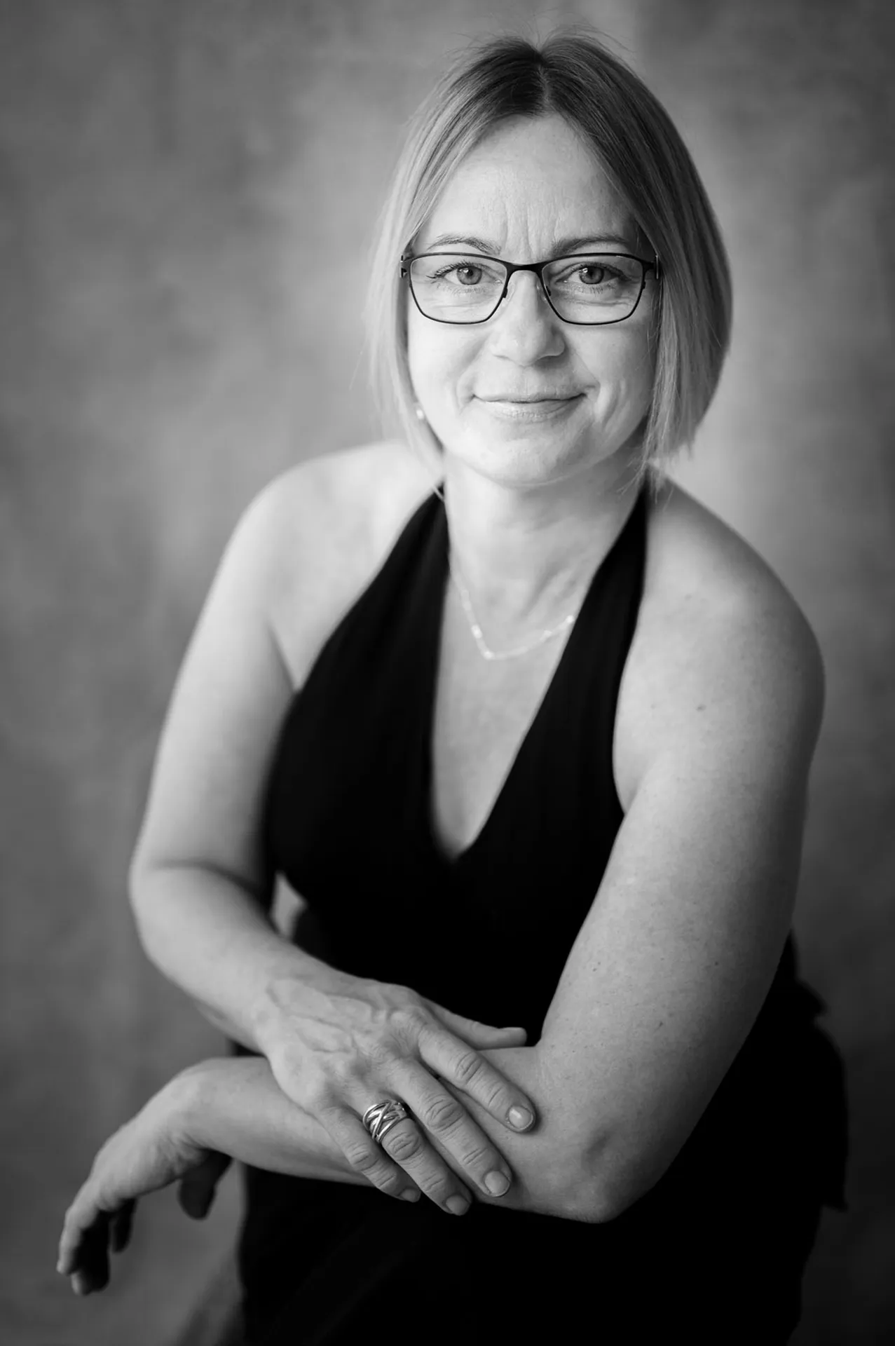 Frauenfotografie im Studio &ndash; sitzendes Portrait im schwarzen Kleid