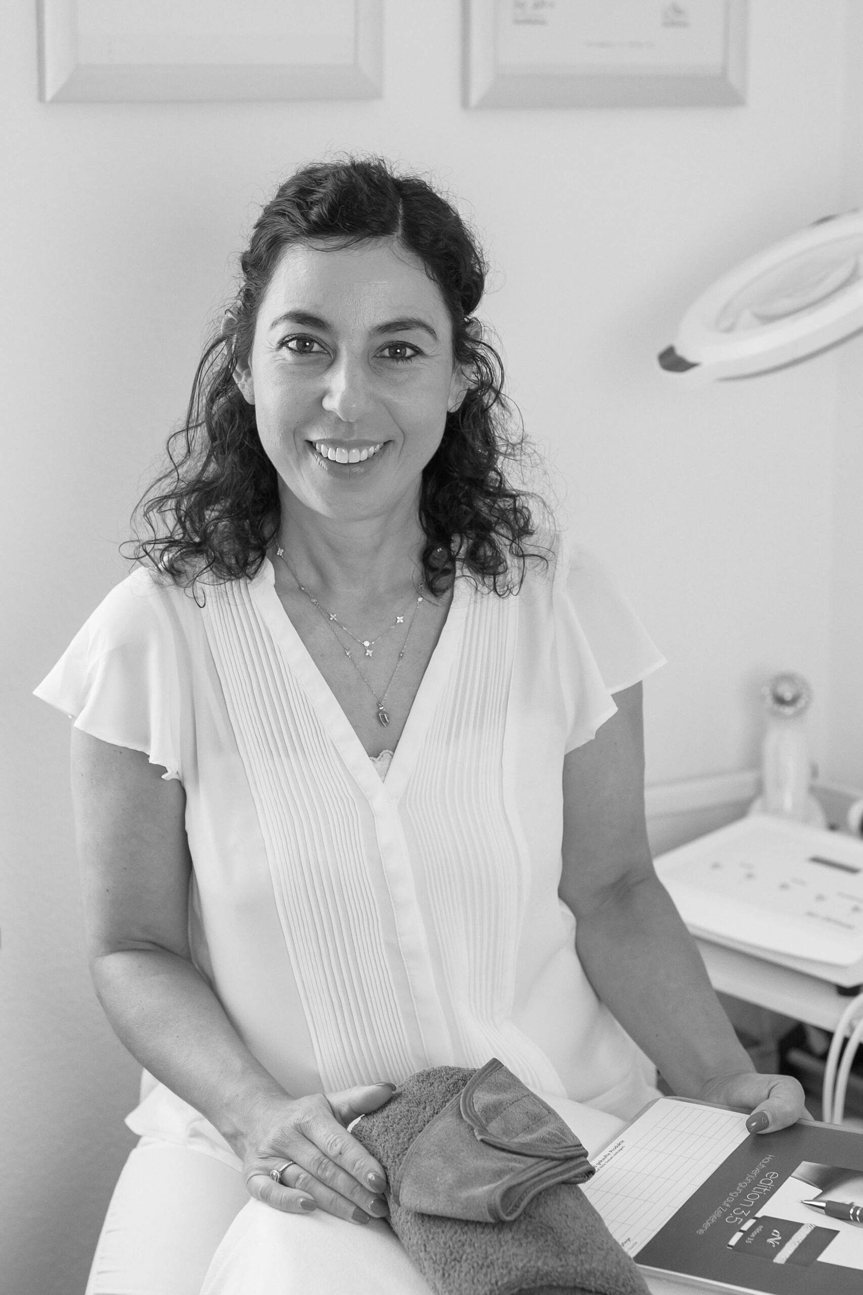 Personal Branding Fotografie Ludwigsburg &ndash; Kosmetikerin l&auml;chelnd hinter ihrem Behandlungsstuhl, Stefanie Korell Fotografie