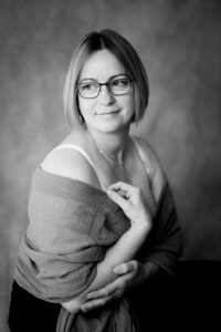 Sinnlich-reduziertes Portrait einer Frau im Studio, Fokus auf Ausstrahlung