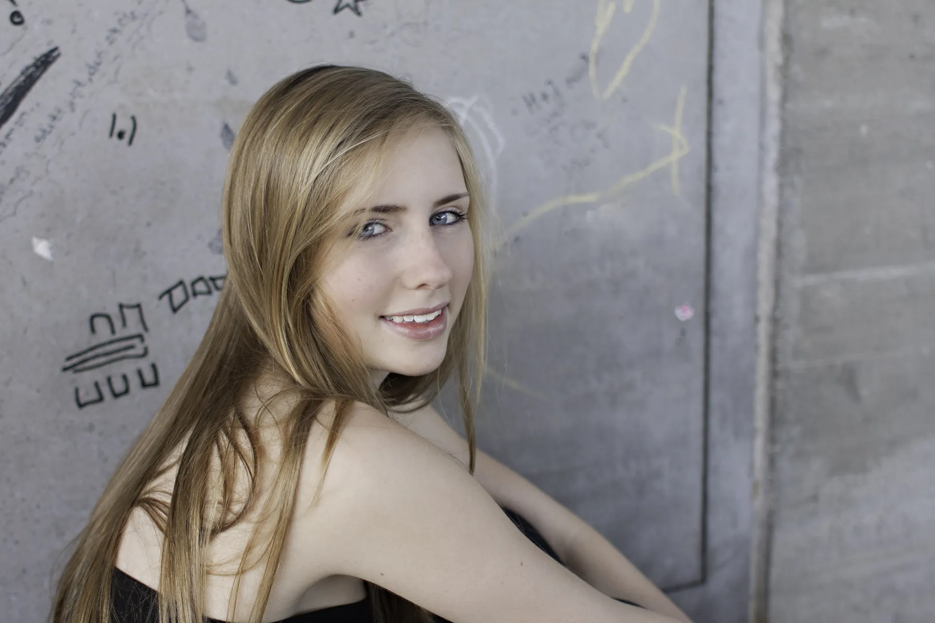 junge Frau mit langen blonden Haaren Hand in urbanen Umgebung - color