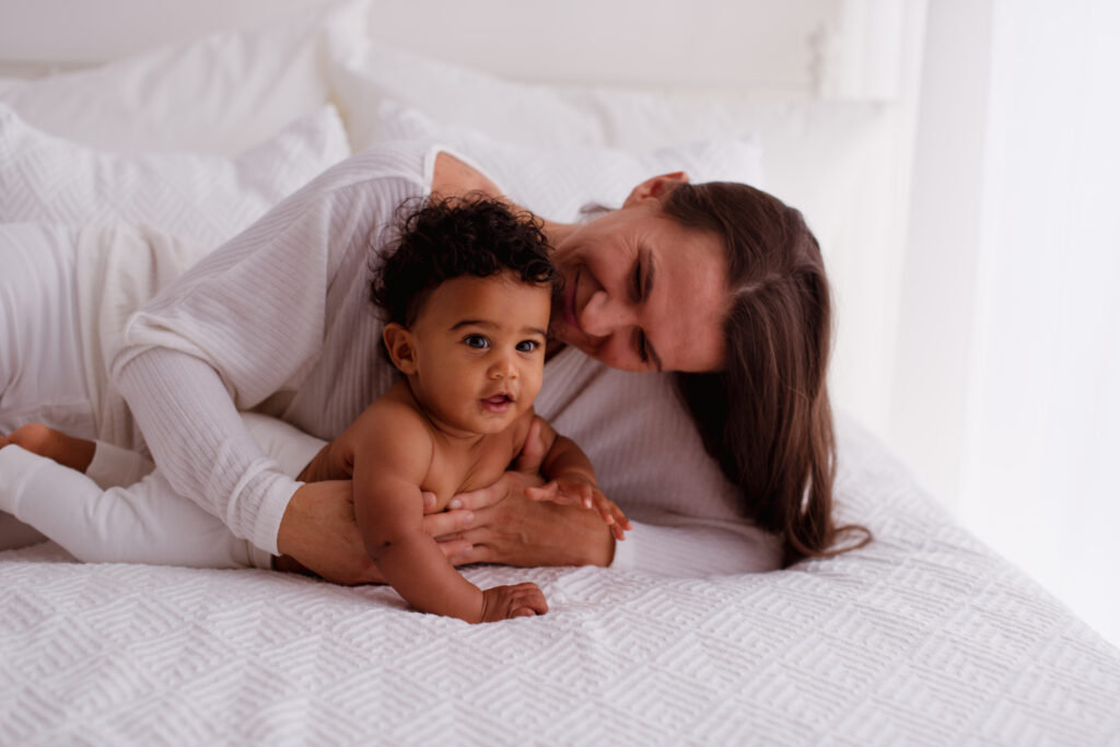 Familienfotografie Ludwigsburg &ndash; Mutter mit Kindern im Studio