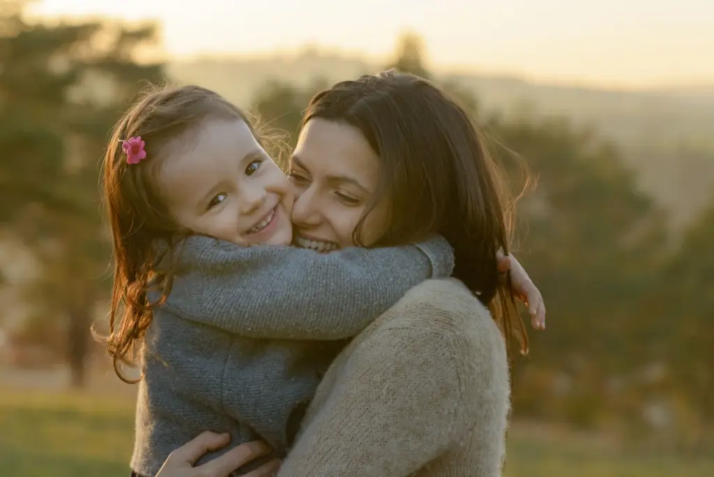 M&auml;dchen in Mamas Arm, sanftes Gegenlicht, Familienfoto Vaihingen-Enz
