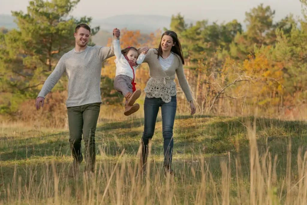 Familie l&auml;uft &uuml;ber herbstliche Wiese, lassen die Tochter engelein flieg liebevolle Outdoor Aufnahme Vaihingen-Enz-